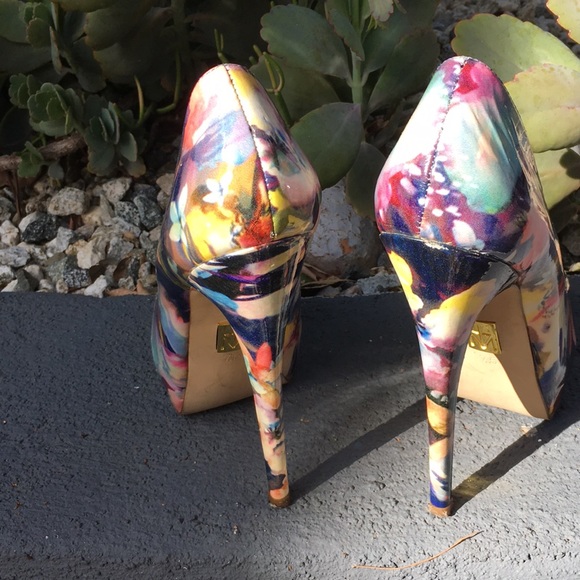 Shoes - Picture 4 of 7